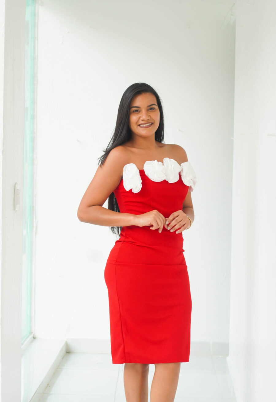 Vestido rojo con detalles florales en el escote - Imagen 3