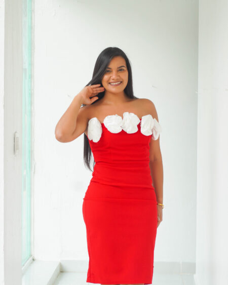 Vestido rojo con detalles florales en el escote