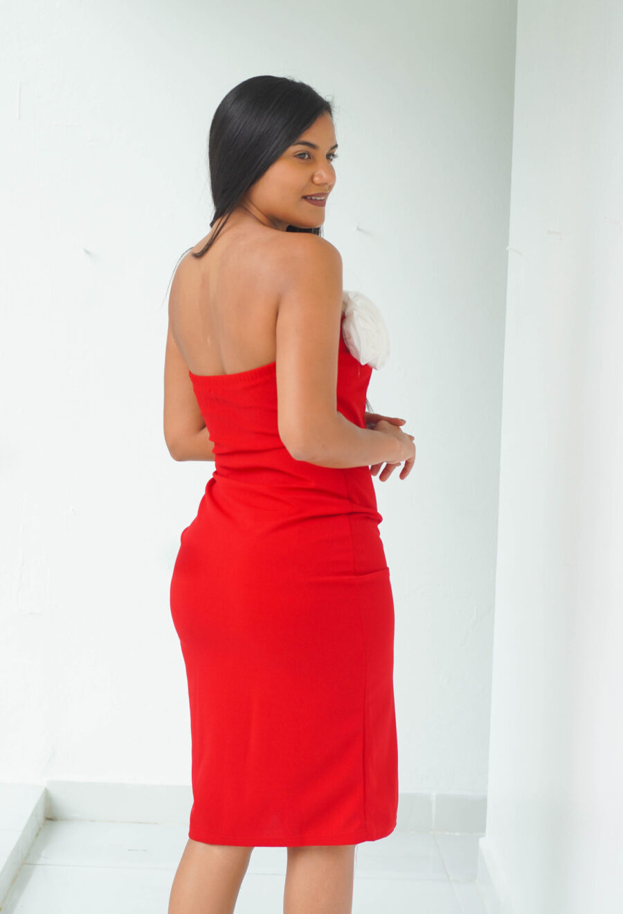 Vestido rojo con detalles florales en el escote - Imagen 2
