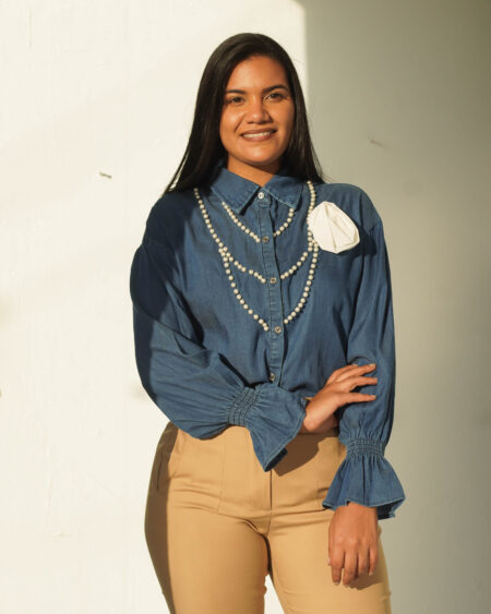 blusa jeans con apliques de perlas y mangas elegante.