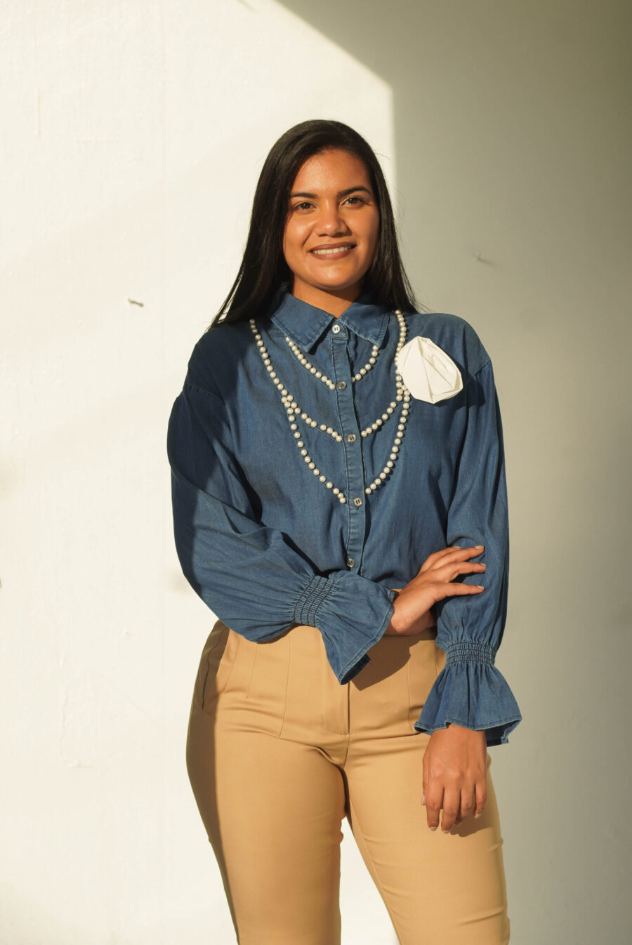 blusa jeans con apliques de perlas y mangas elegante.