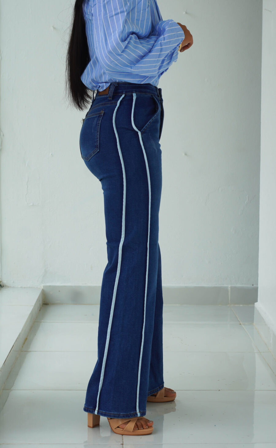 Pantalón jean recto con líneas en los laterales - Imagen 2