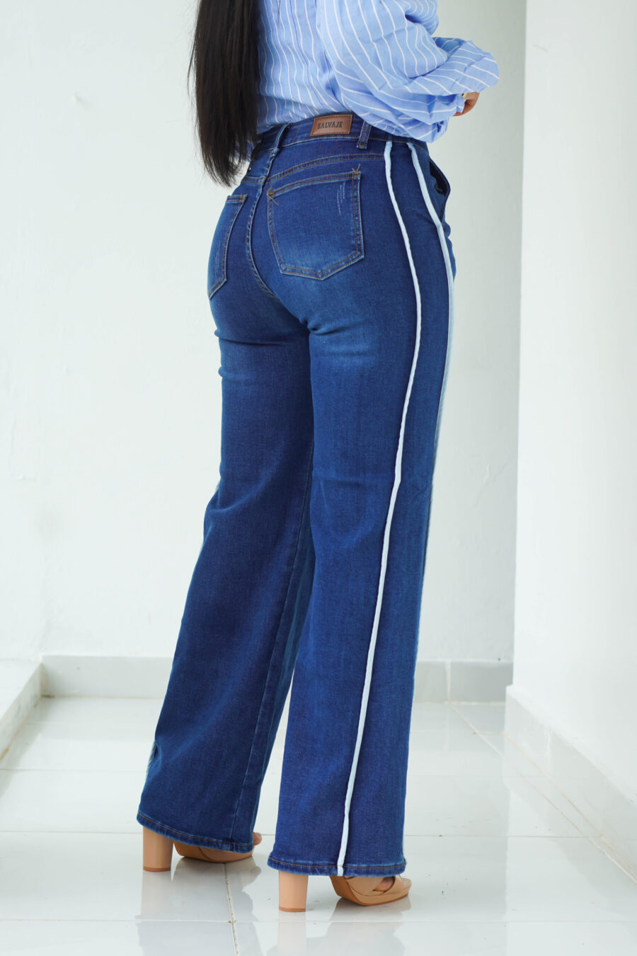 Pantalón jean recto con líneas en los laterales - Imagen 4