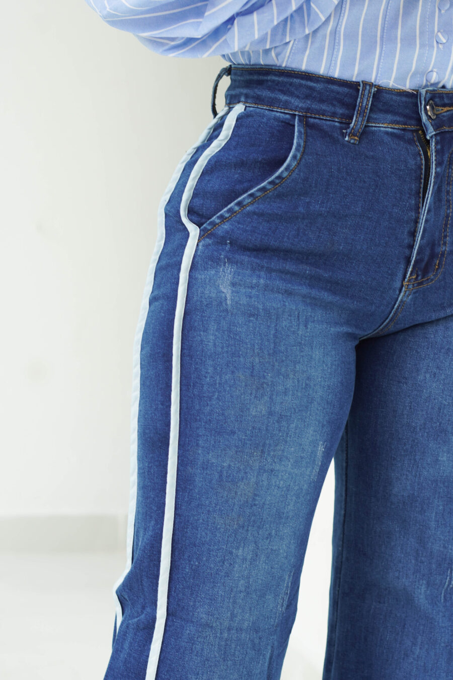 Pantalón jean recto con líneas en los laterales - Imagen 3