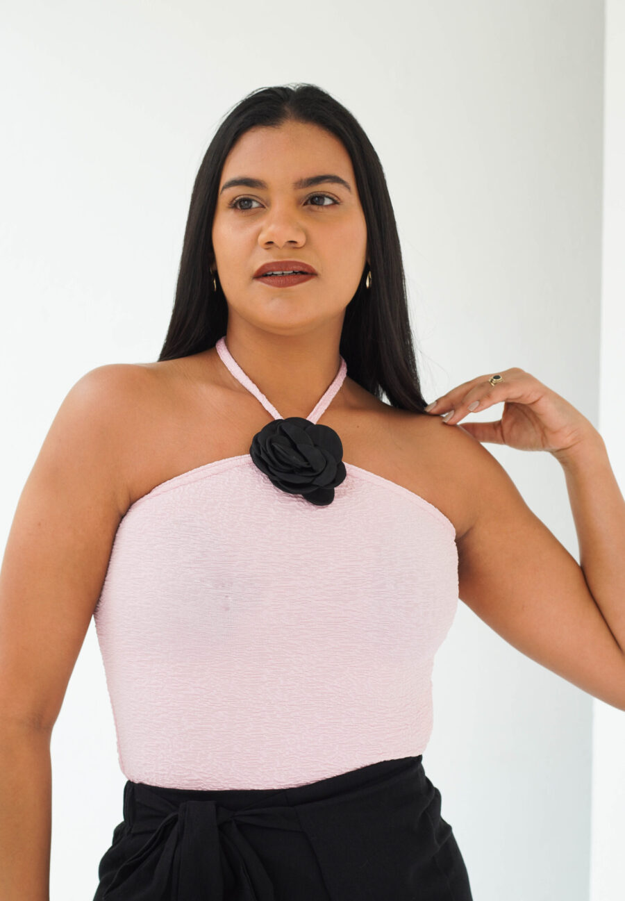 Body amarrado en el cuello con detalle de flor