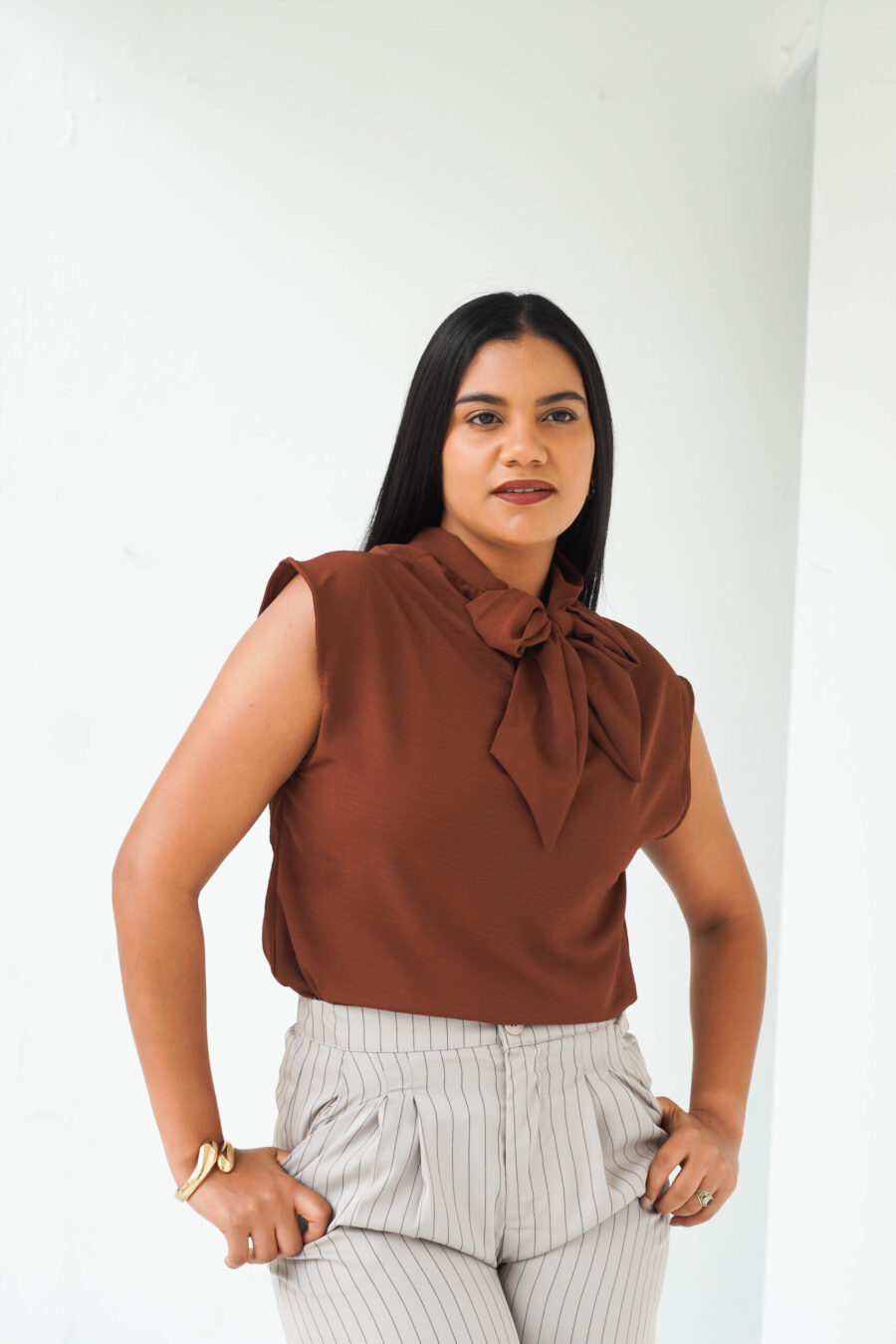 Blusa casual con amarre en el cuello - Imagen 4
