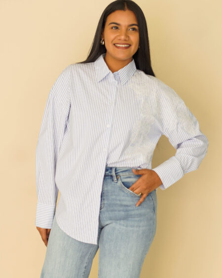 Camisa oversize con lineas y detalle de aplique.