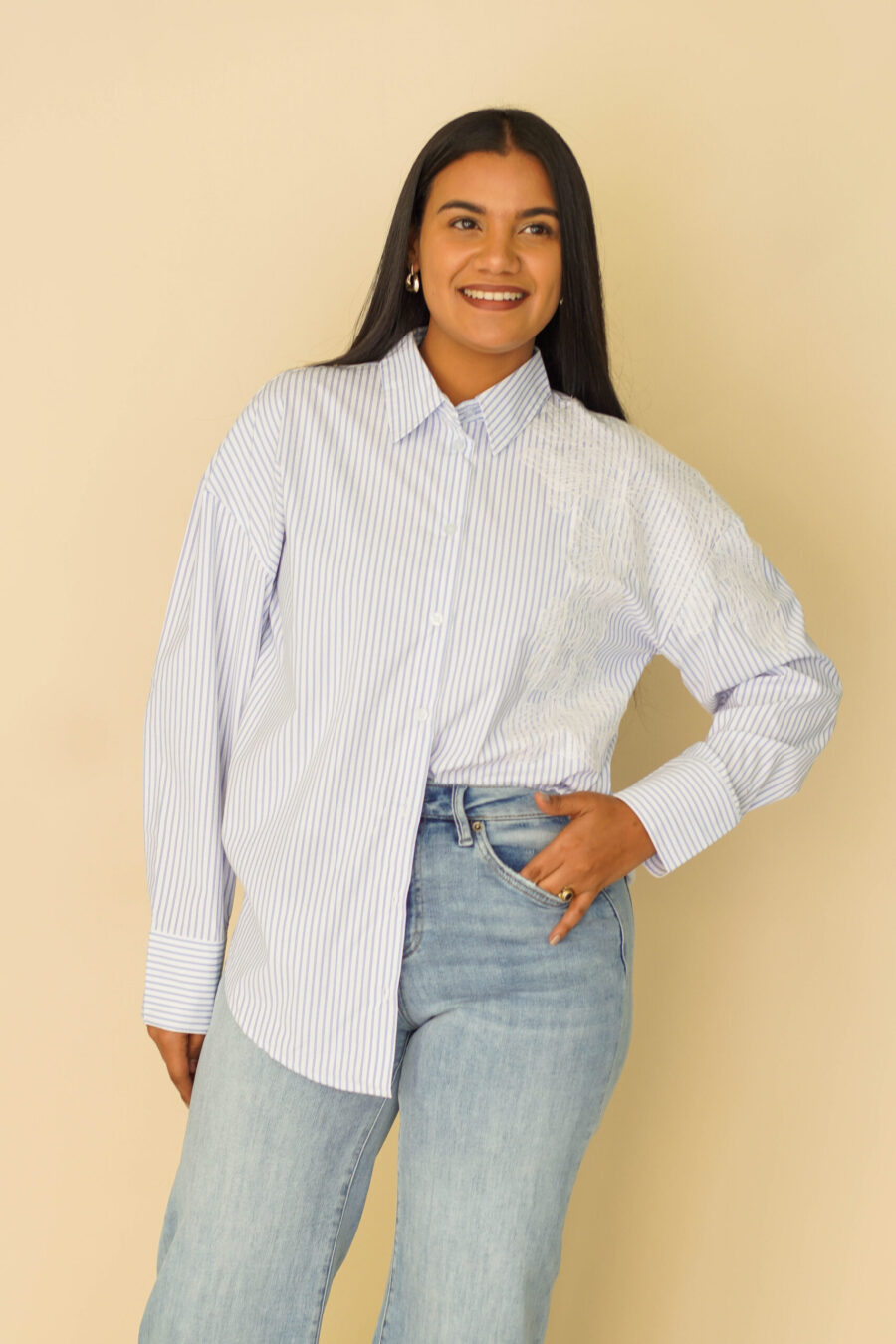 Camisa oversize con lineas y detalle de aplique.