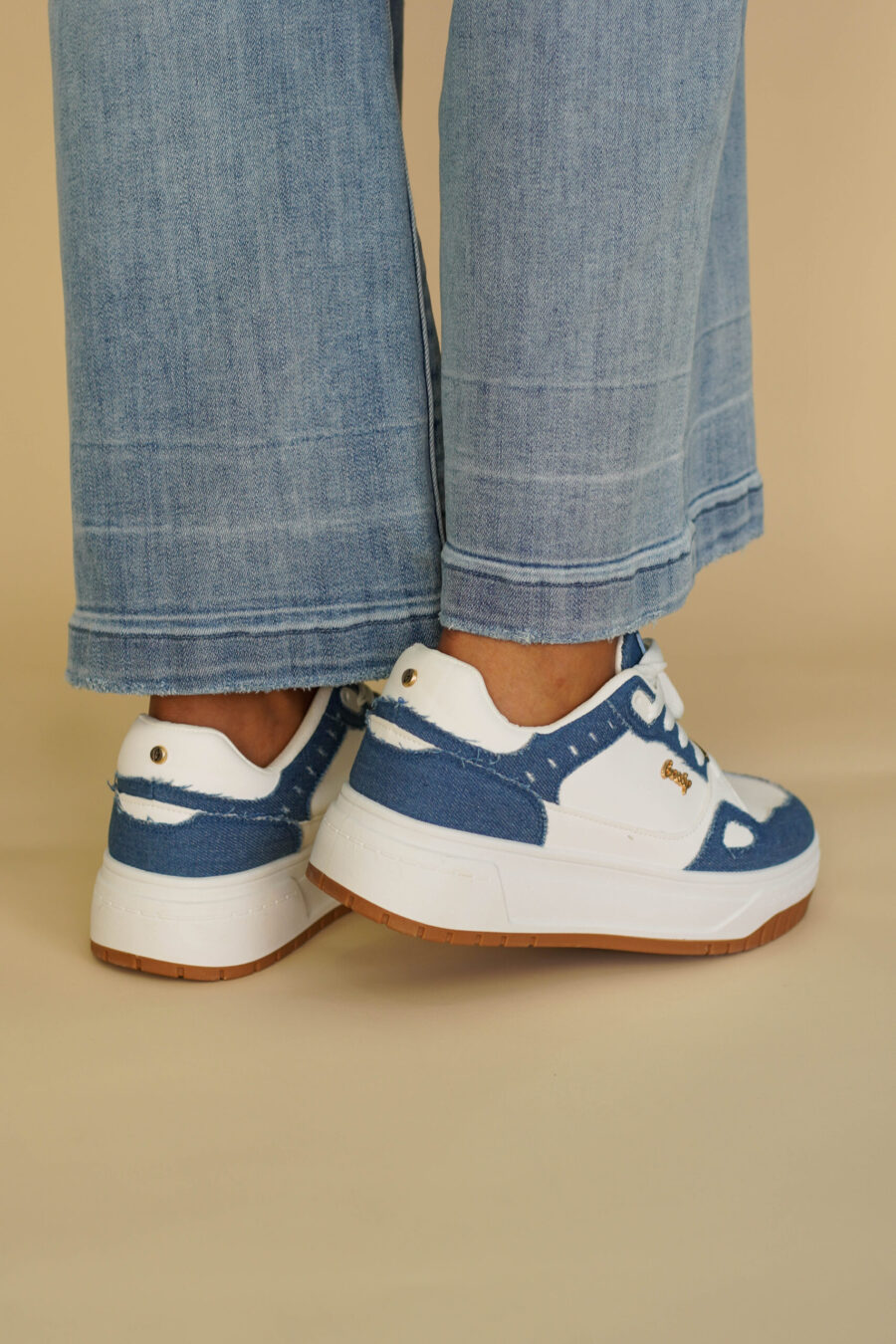 Calzado deportivo con estilo denim - Imagen 3