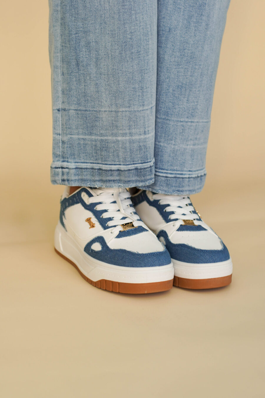 Calzado deportivo con estilo denim