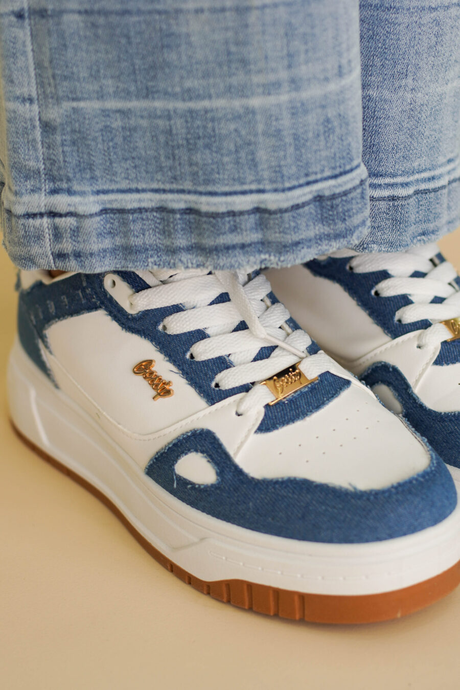 Calzado deportivo con estilo denim - Imagen 2