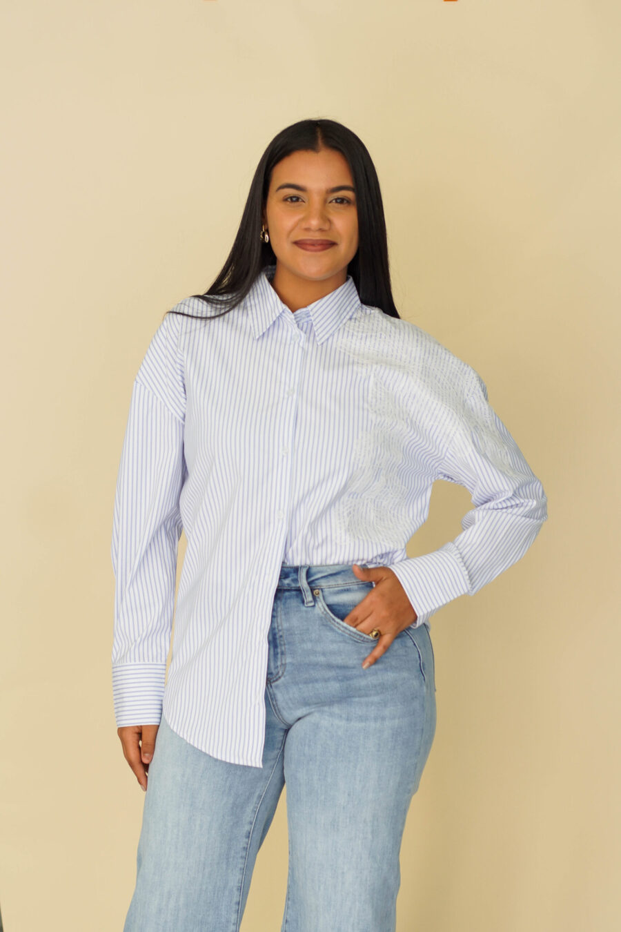 Camisa oversize con lineas y detalle de aplique. - Imagen 2