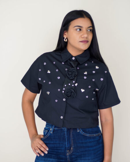 Blusa estilo cropped con detalles brillantes