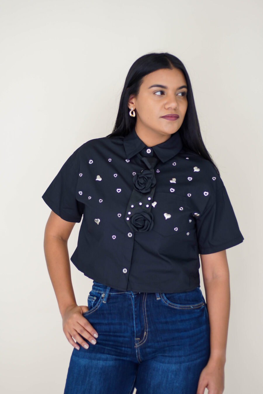 Blusa estilo cropped con detalles brillantes