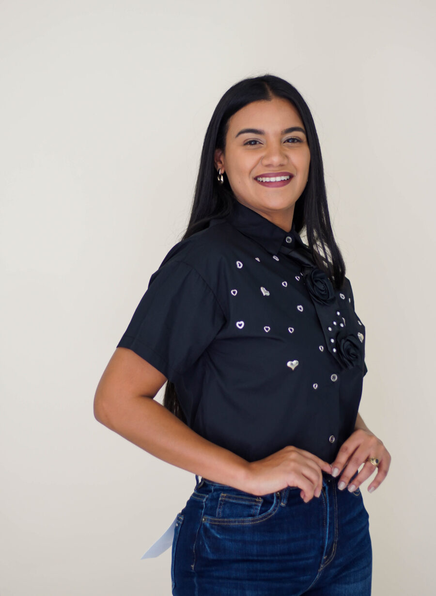 Blusa estilo cropped con detalles brillantes - Imagen 2